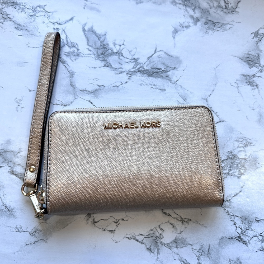Michael Kors Jet Set Travel Metallic Leather Smartphone Wristlet in Pale Gold